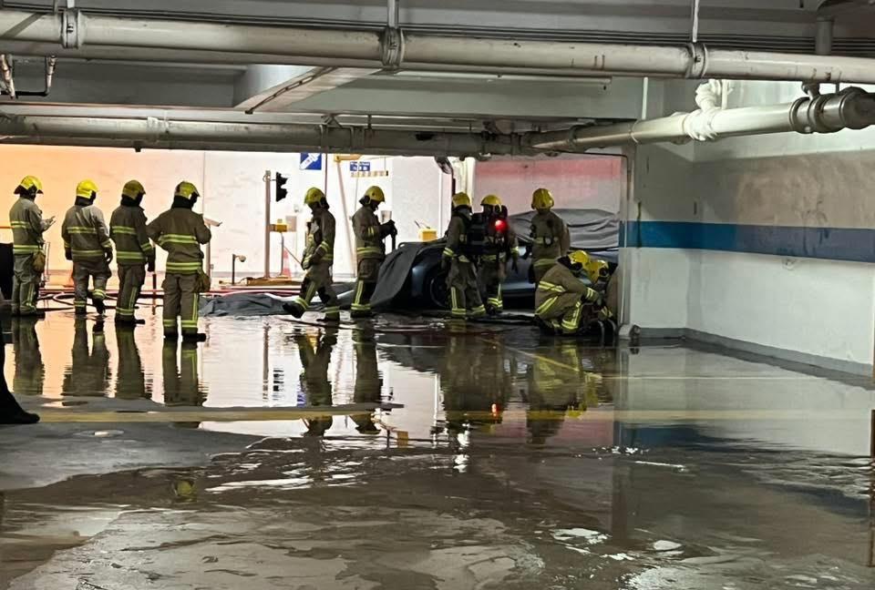 消防接報趕至,以電動車滅火氈覆蓋車身,並動用兩喉兩煙帽隊在旁戒備。(FB/BYD香港車主群)