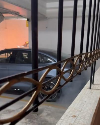 麗港城比亞迪電動車冒煙,消防用電動車滅火氈覆蓋車身無人傷。(FB/BYD香港車主群)