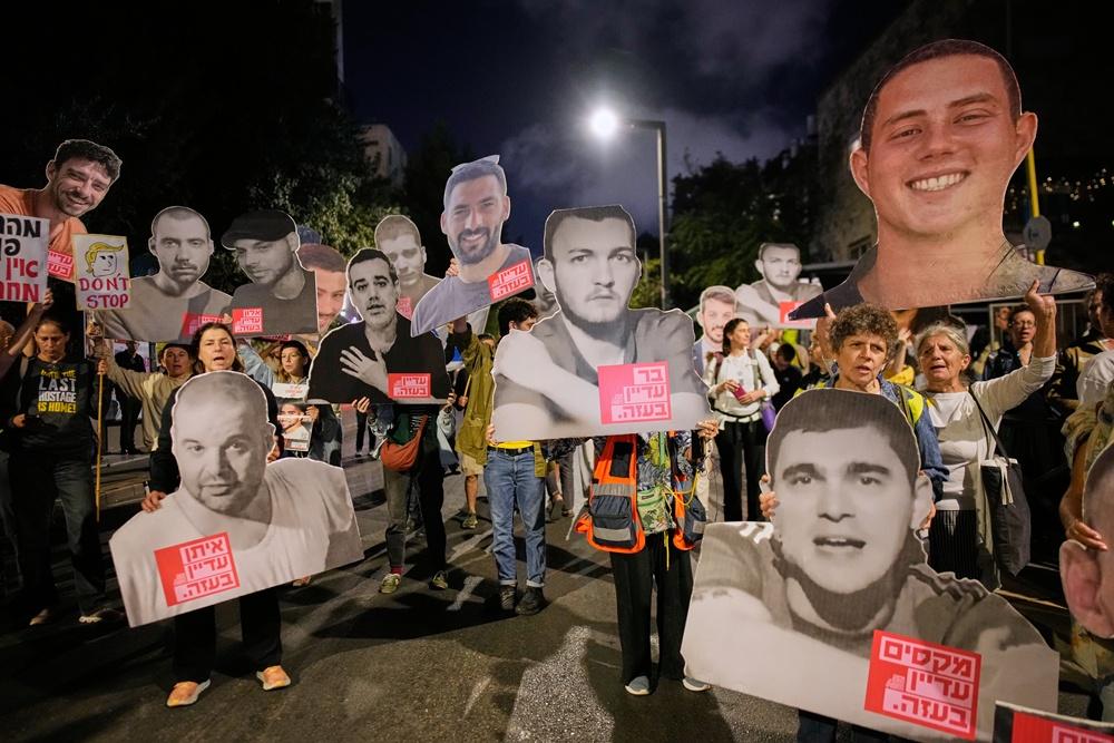 以色列總理內塔尼亞胡表示,在所有被扣押人員獲釋前,不會推進美國總統特朗普提出加沙計劃的任何部分。(耶路撒冷集會促哈馬斯釋放人質。AP)