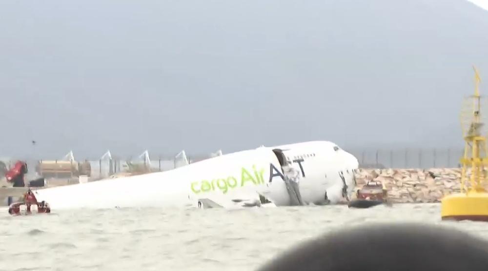 部分機身擱在海面上,機尾折斷,相信掉入海中。(有線新聞截圖)