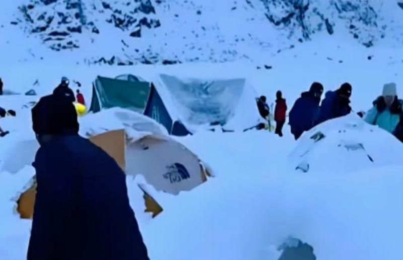 有求助者表示暴雪壓垮露營帳篷,營地估計還有近千人受困。(微博)