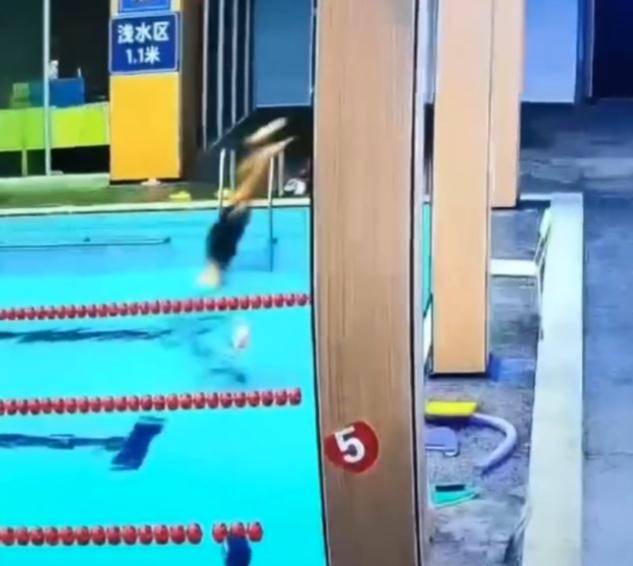 寧波體育教師淺水區跳水斷頸椎亡,俯伏水面16分鐘無人理。(微博)