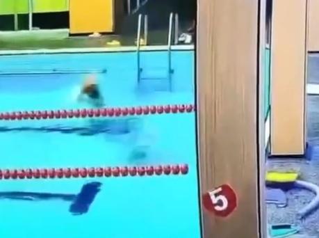 男子以頭和手臂向下的姿勢跳入水中。(微博)