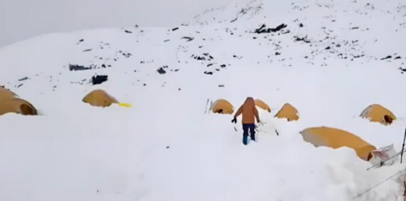 有求助者表示暴雪壓垮露營帳篷,營地估計還有近千人受困。(微博)