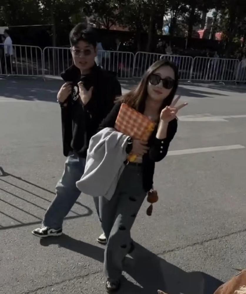 2人於4日下午2時14分入住「絲綢美人魚度假村」。(微博)