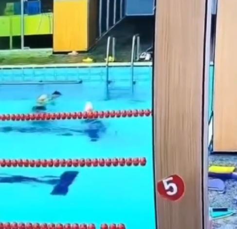 男子隨即失去知覺,接著俯伏浮在水面。(微博)