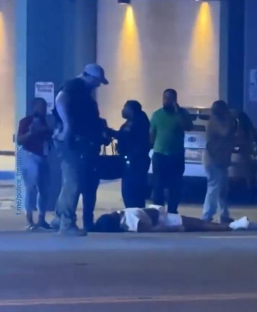 網上影片顯示,現場有兩人倒地,有警員為傷者進行急救。(X)