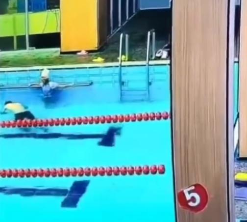 男子隨即失去知覺,接著俯伏浮在水面。(微博)