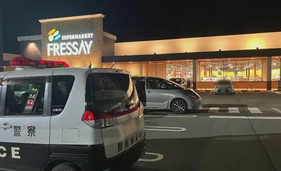 一隻野熊闖入超市「Fressay」。(X)