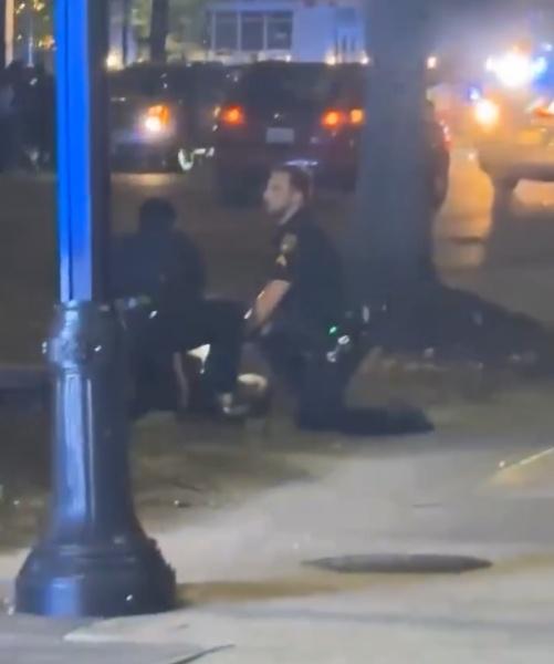 網上影片顯示,現場有兩人倒地,有警員為傷者進行急救。(X)