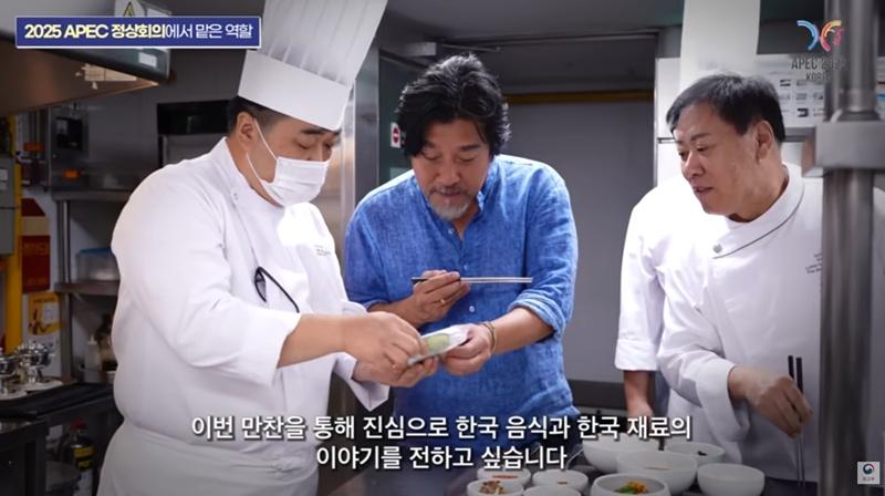 愛德華李希望透過自己的菜餚與樂天酒店廚師的菜餚一起展現韓國料理的多元面貌,展現傳統與現代的融合。(YouTube)
