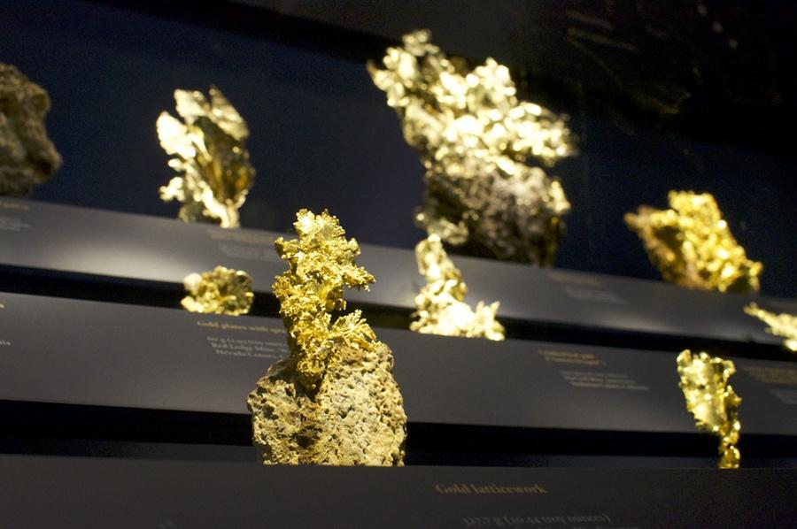 中國女涉盜巴黎博物館6公斤金塊,被捕時正在熔金。(網上圖片)