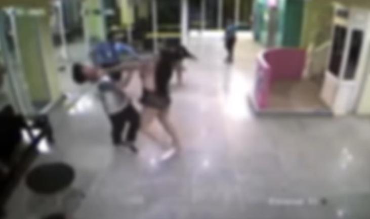 3名跨性別女子對遊客叉頸、飛踢追打。(FB)