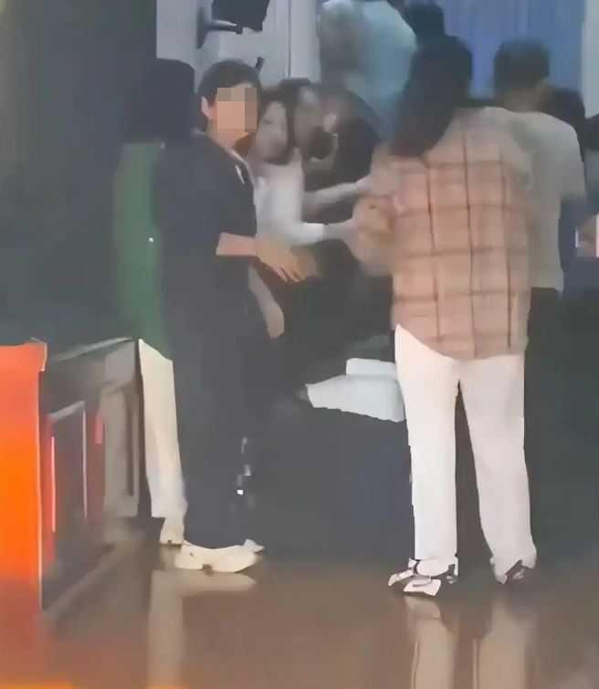 多名家長跪在地上排成一列。(微博)