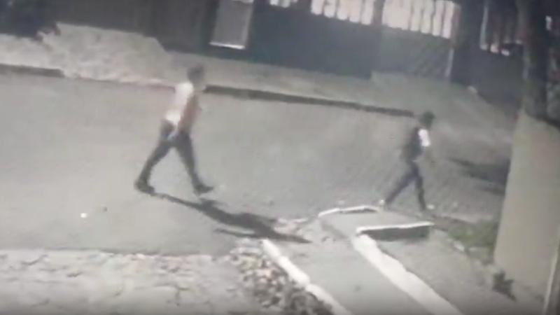 男子突然加快腳步,從後向女學生施襲。(IG)