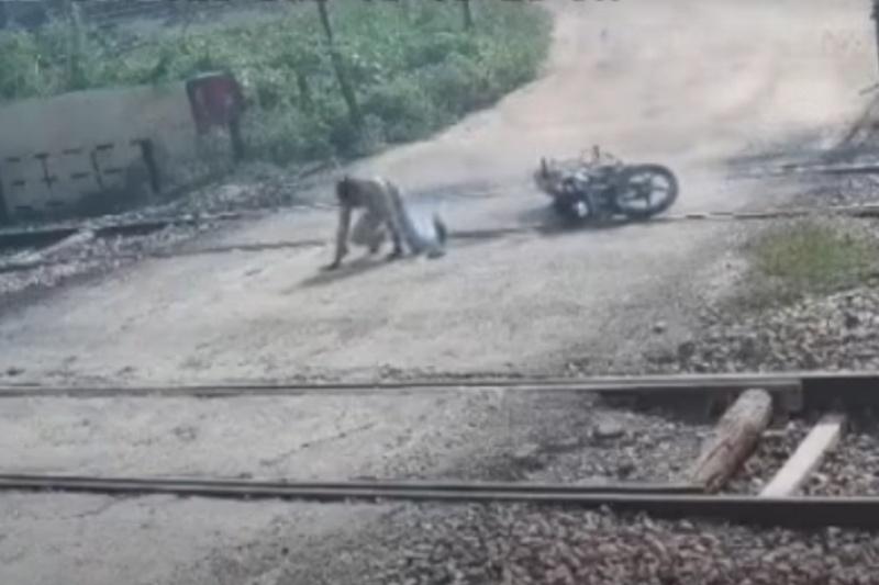 男子在軌道因沙泥跣軚跌倒。(YouTube)