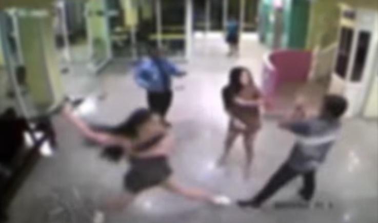 3名跨性別女子對遊客叉頸、飛踢追打。(FB)