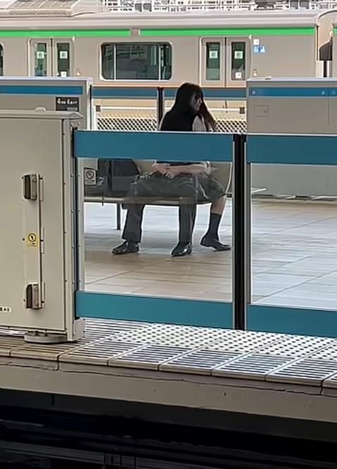 女方張望四周,懷疑被人發現,跟男生交談,男生亦探頭張望。(X)