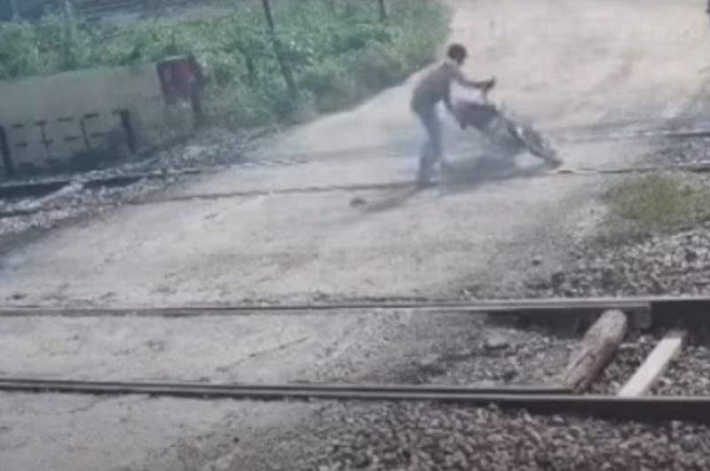 男子起來後沒有留意環境,只嘗試扶起自己的機車。(YouTube)