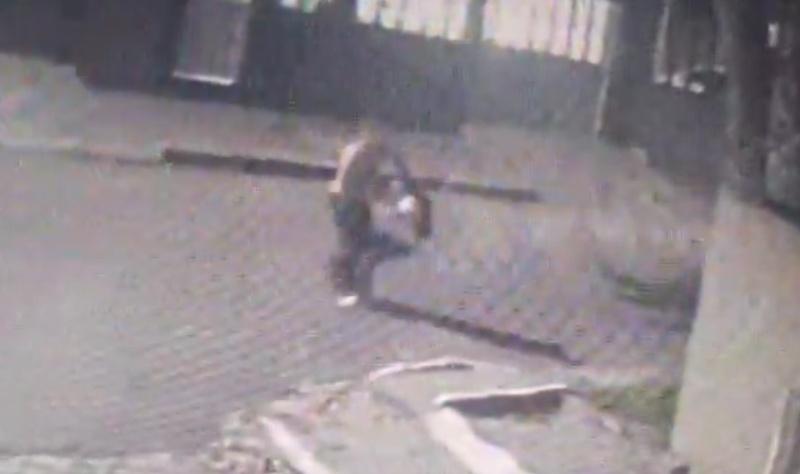 男子扯住女學生頭髮,企圖把她拖到巷弄偏僻處進行性侵。(IG)