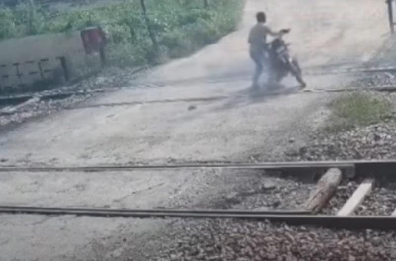 男子回頭卻看見火車疾駛而來。(YouTube)