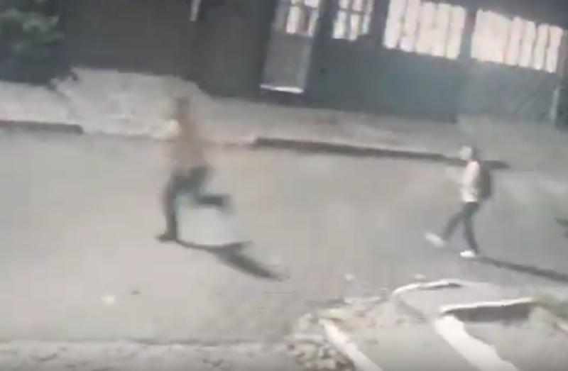 女學生奮力反抗,並不斷高聲尖叫求救,尖叫聲驚動附近街坊出來查看。(IG)