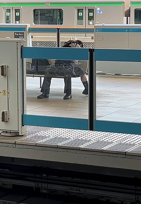 二人將動作放緩,約1分鐘後「完事」。(X)