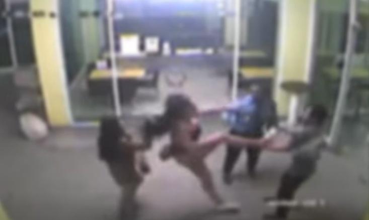 3名跨性別女子對遊客叉頸、飛踢追打。(FB)