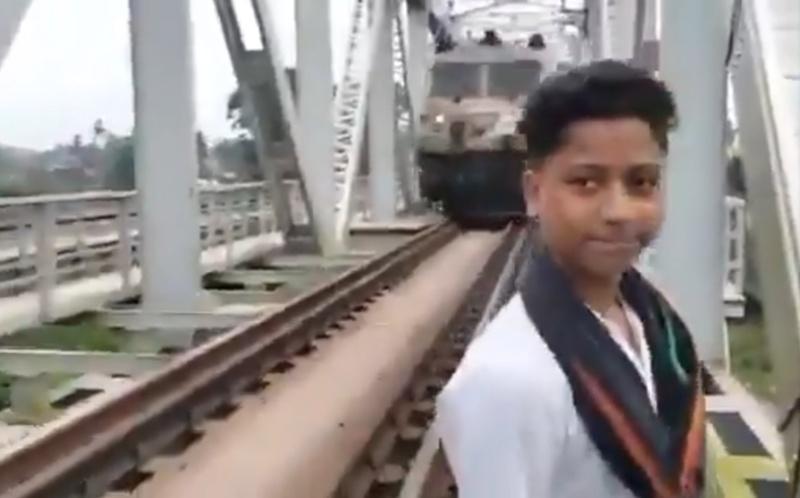 15歲少年鐵路拍片,阿媽親眼目睹愛兒慘被火車撞飛。(X)