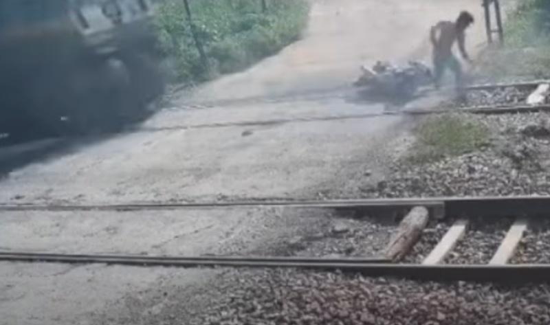 男子嚇得本能地在軌道上朝火車行駛相同方向逃跑。(YouTube)