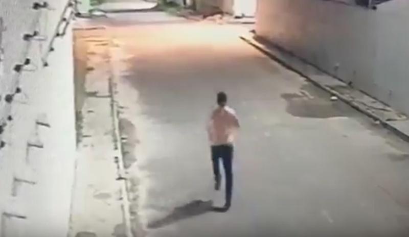 淫狼疑擔心被居民圍捕,最終放開女學生後逃跑。(IG)