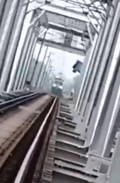 火車鳴笛示警要Sahu閃避。(X)