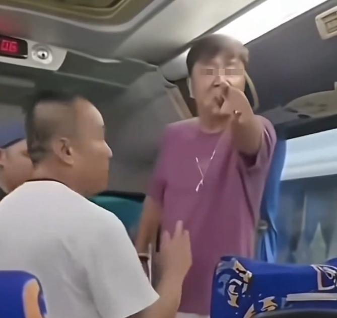 導遊威脅遊客:「不消費就讓你回不了中國」、「到了免稅店讓你上不了車」。(微博)