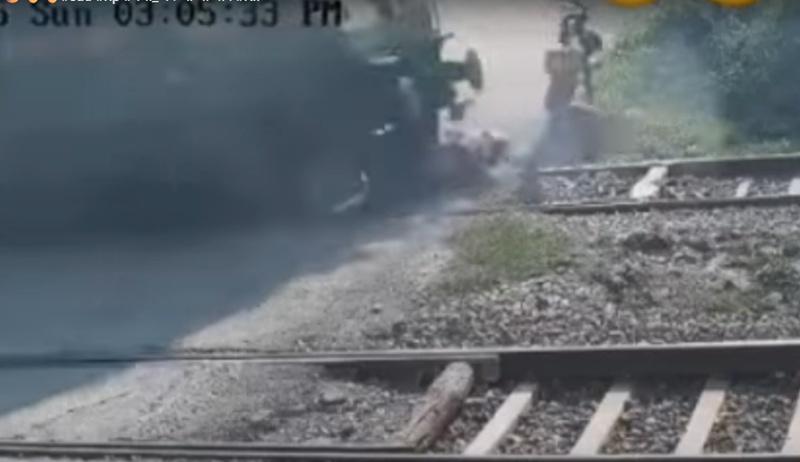 火車速度飛快,下秒就把男子撞死。(YouTube)