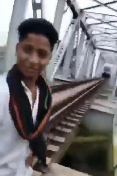 Sahu無視鳴笛聲,繼續待在鐵軌旁拍攝。(X)