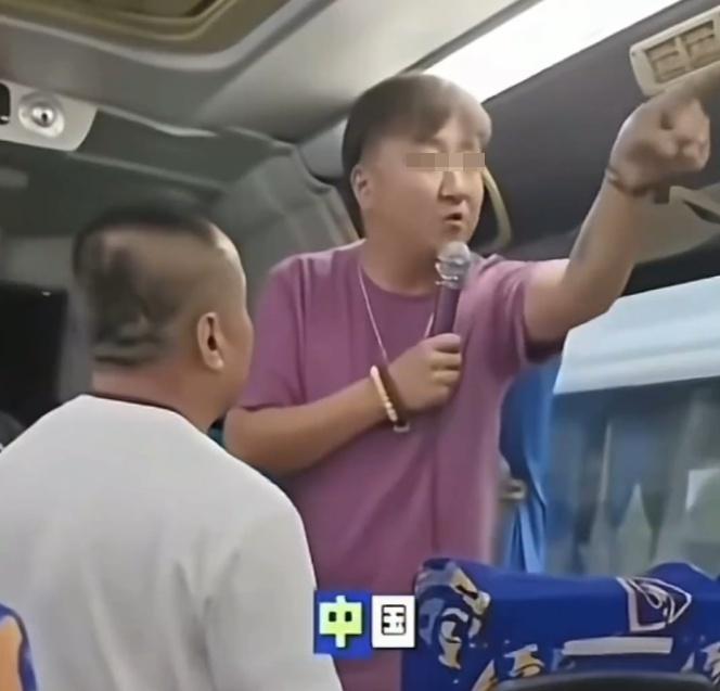 導遊手指拍攝者要求「把視頻給我刪了」。(微博)