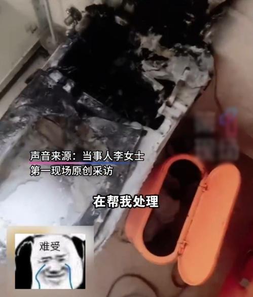 事主形容現場馬桶碎片噴飛、牆面焦黑、地面積水成災,浴室現場滿目瘡痍。(微博)