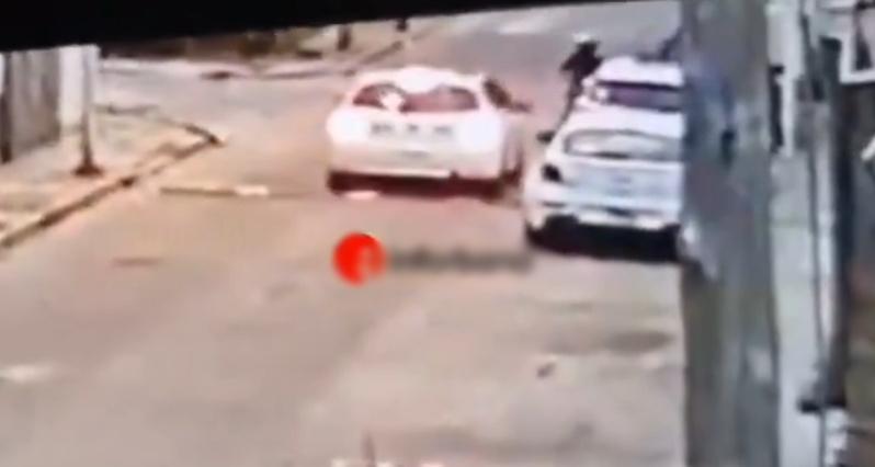 4名劫匪當時開著一輛白色汽車,接近一名正在送貨的鐵騎士。(X)