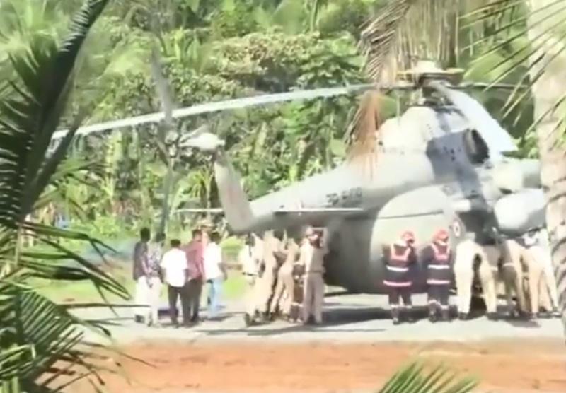 現場警員和消防員等十數人迅速上前,以人肉手動將因地陷而傾側的直升機扶正。(X)