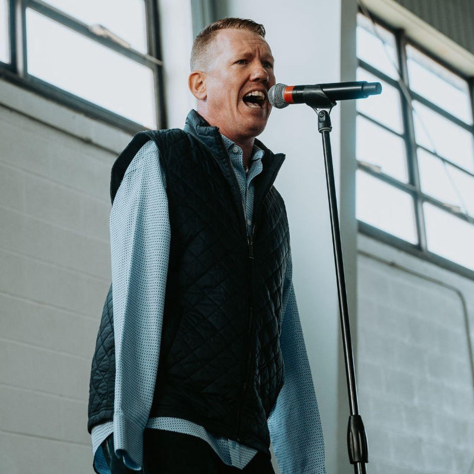 警員在一所監獄拘捕Jon,他當時正在為囚犯們進行宗教儀式。(X)