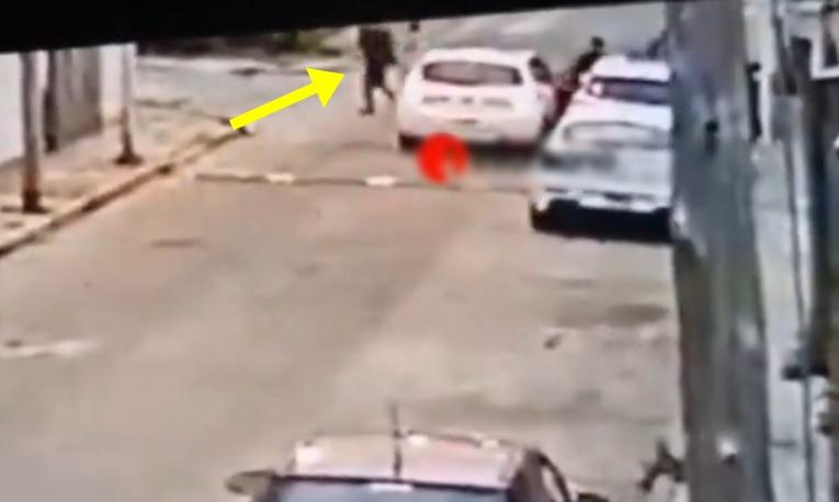 鐵騎士已察覺有異隨即拔腿就跑。(X)