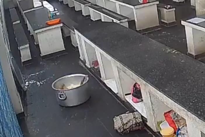 女孩被高溫的牛奶淹浸。(X)