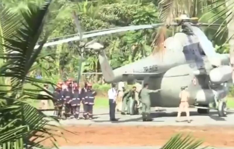 現場警員和消防員等十數人迅速上前,以人肉手動將因地陷而傾側的直升機扶正。(X)