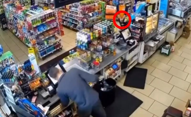 Ryan Taylor持槍到收銀處將店員射殺。(網上截圖)