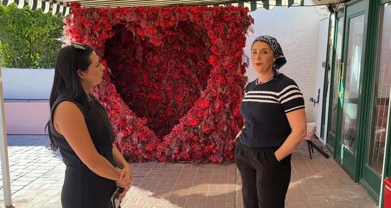 Lexi無奈表示,餐廳花卉區布置了滿滿的玫瑰,也許是因為太浪漫了,連竊賊情侶都沉浸其中。(X)