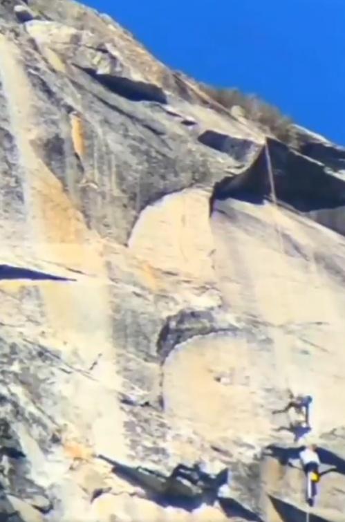 Balin試圖下降,似因繩索不足而滑落墮崖。(X)