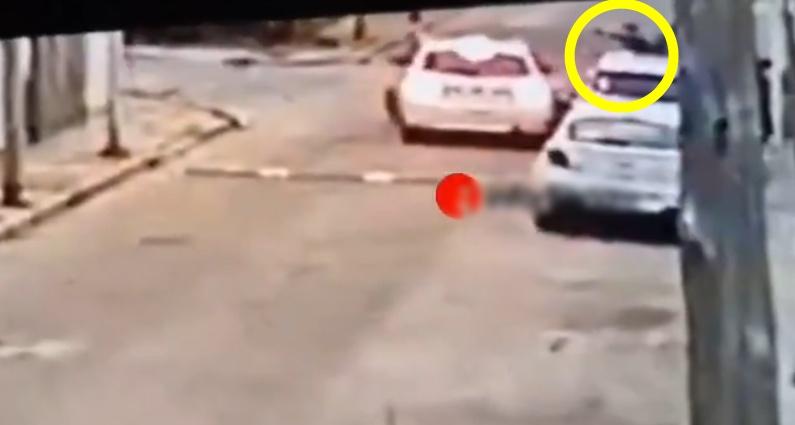 其中一名劫匪想要嚇阻他,向天連開數槍,詎料其中一發子彈竟然打中一名同伴。(X)