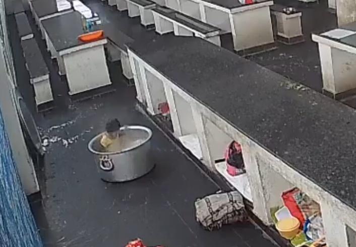 女孩被燙得立即痛哭大叫,掙扎起身來要找媽媽。(X)