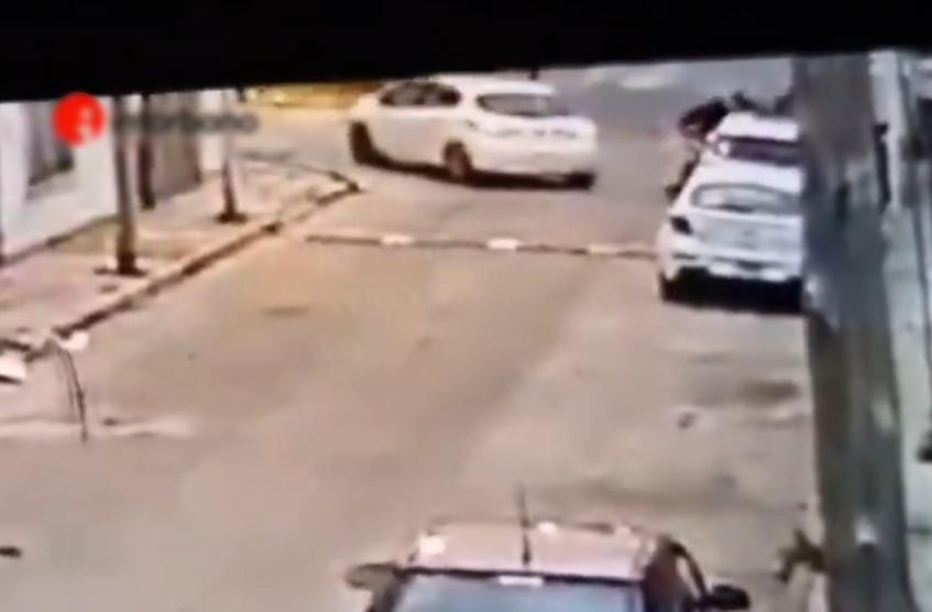 2名未下車的劫匪隨即開車逃離現場。(X)