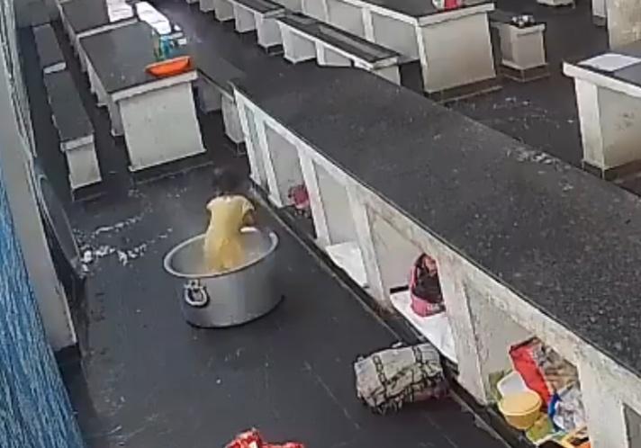 女孩被燙得立即痛哭大叫,掙扎起身來要找媽媽。(X)